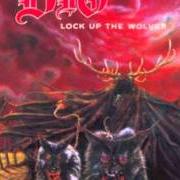 Il testo EVIL ON QUEEN STREET di RONNIE JAMES DIO è presente anche nell'album Lock up the wolves (1990)