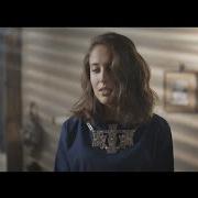 Il testo HIT THE GROUND RUNNING di ALICE MERTON è presente anche nell'album No roots (2017)