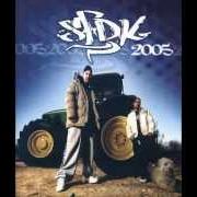 Il testo YO QUE HAGO AQUÍ (CON JEFE DE LA M) di SFDK è presente anche nell'album 2005 (2005)