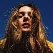 Il testo YOUNG AND RECKLESS di CHARLOTTE LAWRENCE è presente anche nell'album Young (2018)