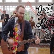 Il testo THE THUNDERBIRD INN di AARON WEST AND THE ROARING TWENTIES è presente anche nell'album We don't have each other (2014)