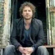 Il testo DOWN ON EASY STREET di DIERKS BENTLEY è presente anche nell'album Modern day drifter (2005)