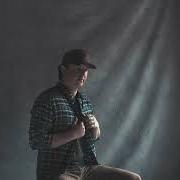 Il testo RED ROUND HERE di TRAVIS DENNING è presente anche nell'album Might as well be me (2022)