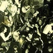 Il testo IT'S NO TV SKETCH dei DISCHARGE è presente anche nell'album Decontrol (1980)