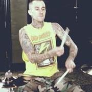 Il testo SATURDAY NIGHT di TRAVIS BARKER è presente anche nell'album Give the drummer some (2011)