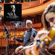 Il testo CHEVAL AUX YEUX DE PRUNE di GILLES SERVAT è presente anche nell'album À cordes déployées (2020)