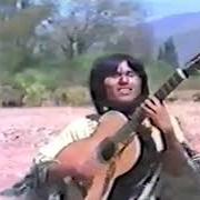 Il testo LLORANDO SE FUE di LOS KJARKAS è presente anche nell'album Canto a la mujer de mi pueblo (1981)