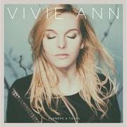 Il testo CHANGING OF THE GUARDS di VIVIE ANN è presente anche nell'album Flowers and tigers (2016)