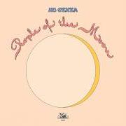 Il testo SCIALLÀ di NU GENEA è presente anche nell'album People of the moon (2026)