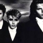 Il testo ALL ALONG THE WATER dei DURAN DURAN è presente anche nell'album Liberty (1990)