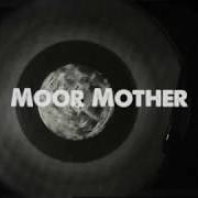 Il testo SONIC BLACK HOLES di MOOR MOTHER è presente anche nell'album Analog fluids of sonic black holes (2019)