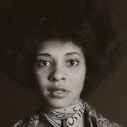 Il testo HANGIN' OUT di BETTY DAVIS è presente anche nell'album The columbia years (2015)