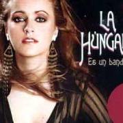 Il testo JUEGAS AL AMOR di LA HÚNGARA è presente anche nell'album Es un bandolero (2003)
