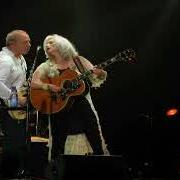 Il testo I DUG UP A DIAMOND di EMMYLOU HARRIS è presente anche nell'album All the roadrunning (2006)