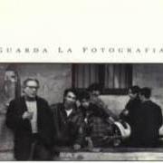 Il testo LA STRANA FAMIGLIA di ENZO JANNACCI è presente anche nell'album Guarda la fotografia (1991)