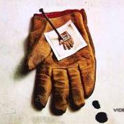 Il testo SI PUÒ VIVERE ANCHE A MILANO di EUGENIO FINARDI è presente anche nell'album Diesel (1977)