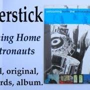 Il testo TALK SHOW HOST dei FLICKERSTICK è presente anche nell'album Welcoming home the astronauts (2001)