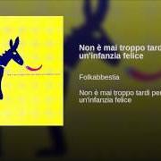 Il testo IO SONO QUI dei FOLKABBESTIA è presente anche nell'album Non è mai troppo tardi per avere un'infanzia felic