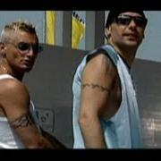 Il testo UN ATTIMO ANCORA dei GEMELLI DIVERSI è presente anche nell'album Come piace a me (2001)