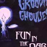 Il testo SHE GETS ALL THE GIRLS dei GROOVIE GHOULIES è presente anche nell'album Fun in the dark (1999)