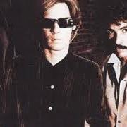 Il testo BIGGER THAN BOTH OF US dei HALL & OATES è presente anche nell'album Beauty on a back street (1977)