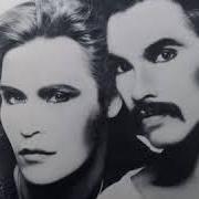Il testo OUT OF ME, OUT OF YOU dei HALL & OATES è presente anche nell'album Daryl hall & john oates (1975)