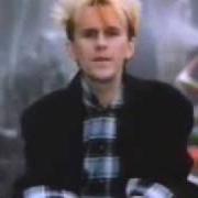 Il testo HIDE AND SEEK di HOWARD JONES è presente anche nell'album What is love? (1993)