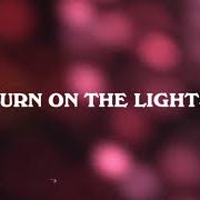 Il testo TURN ON THE LIGHTS di JAMIE CULLUM è presente anche nell'album The pianoman at christmas (2020)