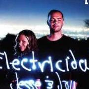Il testo INVISIBLE di JESSE & JOY è presente anche nell'album Electricidad (2009)