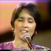 Il testo THE SONG AT THE END OF THE MOVIE di JOAN BAEZ è presente anche nell'album Honest lullaby (1979)