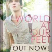 Il testo WORLD AT OUR FEET dei JOE BROOKS è presente anche nell'album Constellation me (2010)