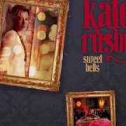 Il testo THE HOLLY AND THE IVY di KATE RUSBY è presente anche nell'album Sweet bells (2008)