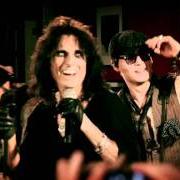 Il testo A BAD SITUATION di ALICE COOPER è presente anche nell'album Welcome 2 my nightmare (2011)