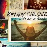 Il testo HAPPY ON THE HEY NOW di KENNY CHESNEY è presente anche nell'album Life on a rock (2013)