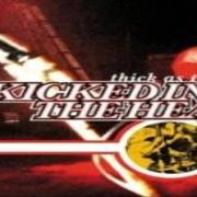 Il testo US AGAINST THE WORLD dei KICKED IN THE HEAD è presente anche nell'album Thick as thieves (2001)
