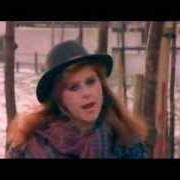 Il testo I'M GOING OUT WITH AN EIGHTY YEAR OLD MILLIONAIRE di KIRSTY MACCOLL è presente anche nell'album The stiff years (2005)
