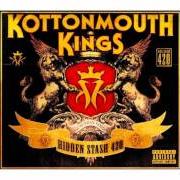 Il testo LET THE MUSIC PLAY dei KOTTONMOUTH KINGS è presente anche nell'album Hidden stash 420 (2009)