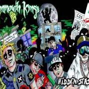 Il testo PIMPIN LESSONS dei KOTTONMOUTH KINGS è presente anche nell'album Hidden stash iii (2006)