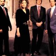 Il testo TEARDROPS WILL KISS THE MORNING DEW" di ALISON KRAUSS è presente anche nell'album Two highways (1989)