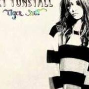 Il testo (STILL A) WEIRDO di KT TUNSTALL è presente anche nell'album Tiger suit (2010)