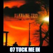 Il testo TUCK ME IN degli ALKALINE TRIO è presente anche nell'album Maybe i'll catch fire (2000)