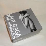 Il testo ALEJANDRO di LADY GAGA è presente anche nell'album The singles (2010)