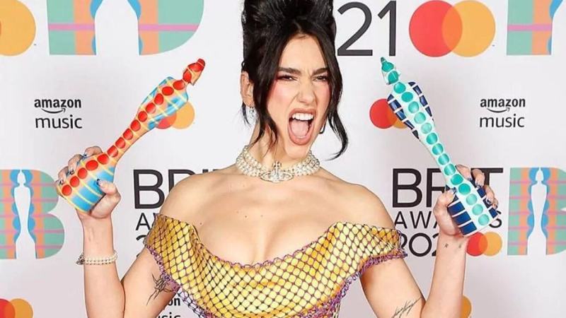 Dua Lipa, regina dei Brit Awards