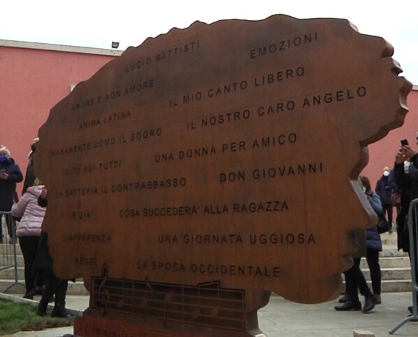 A Cosenza una scultura per Lucio Battisti