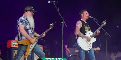 Eagles of Death Metal in tour: annullato tour europeo Eagles of Death Metal in tour: annullato tour europeo