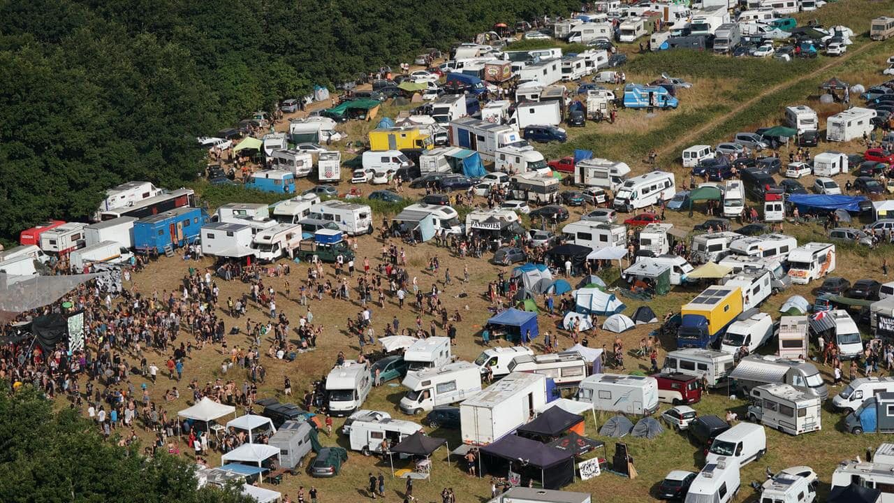 Tracce da rave: il confine tra musica e rumore Tracce da rave: il confine tra musica e rumore