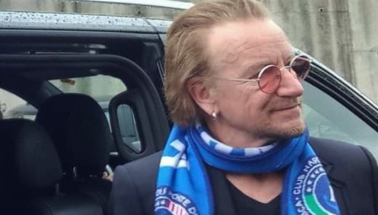 Bono Vox con la sciarpa del Napoli: "sono allergico alla Juve" Bono Vox con la sciarpa del Napoli: "sono allergico alla Juve"