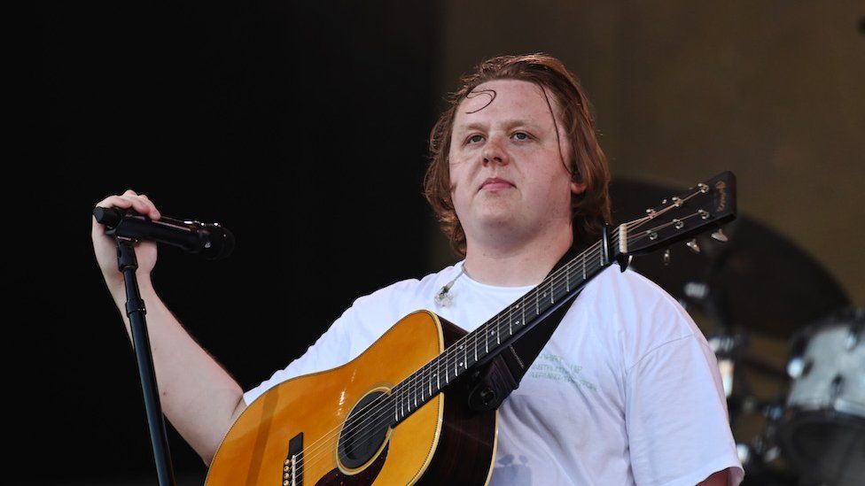 Lewis Capaldi si blocca per la sindrome di tourette ma i fan cantano per lui Lewis Capaldi si blocca per la sindrome di tourette ma i fan cantano per lui