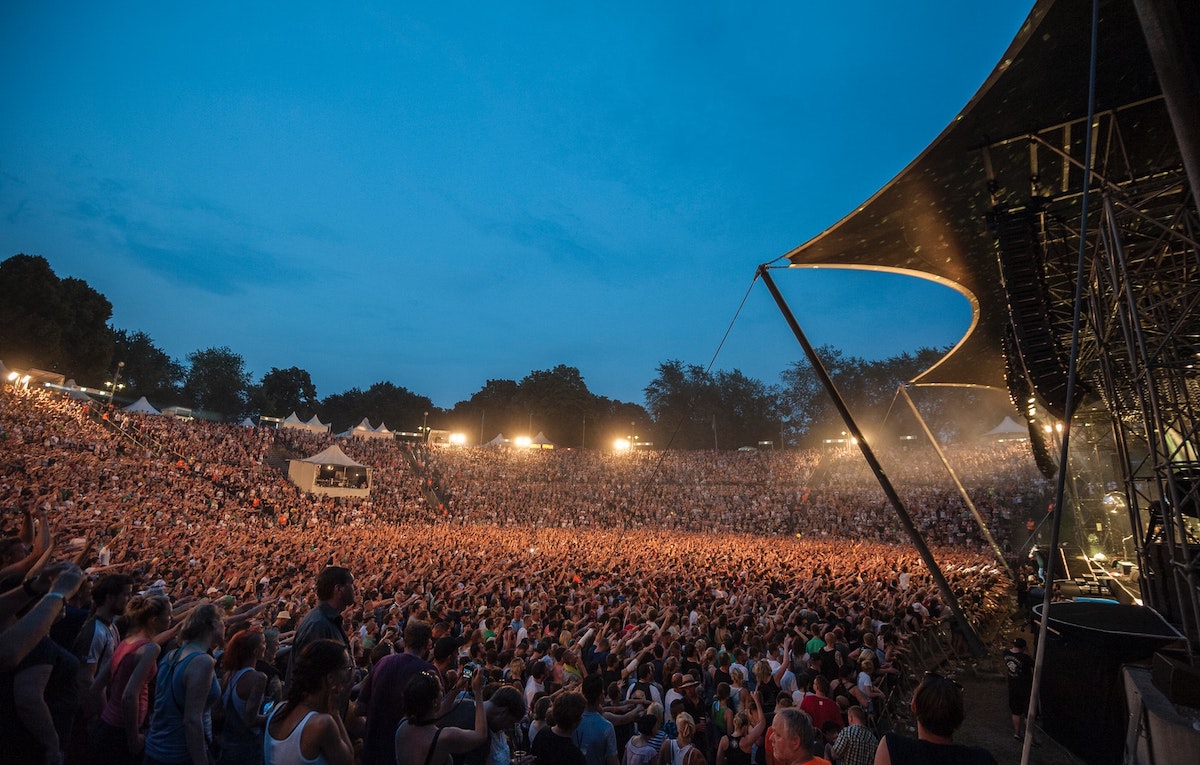 Perdersi nei grandi concerti: la guida per ritrovarsi con gli amici immersi nella folla