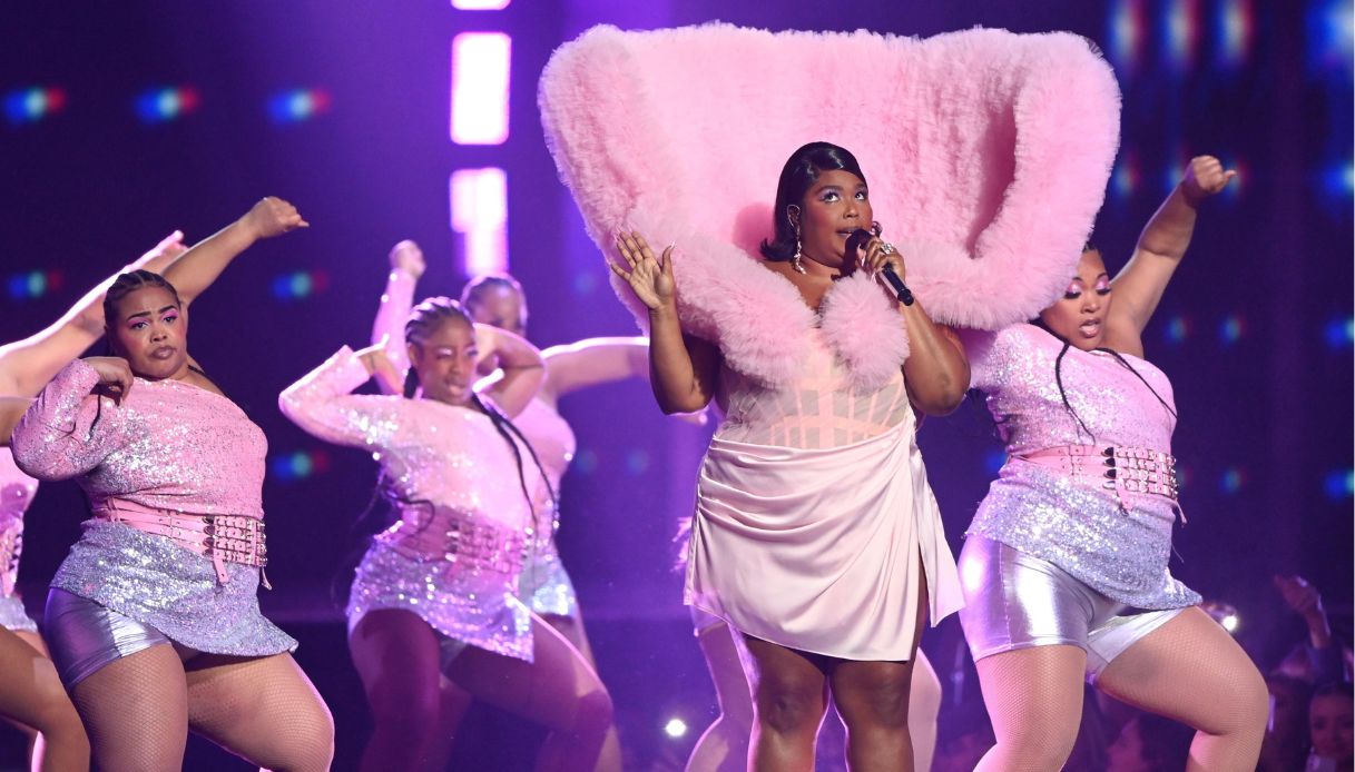 Lizzo denunciata per molestie e body shaming dalle sue ballerine 